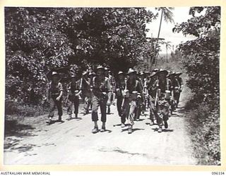 RABAUL, NEW BRITAIN, 1945-09-10. TROOPS OF HQ 4 INFANTRY BRIGADE MOVING UP THE ROAD TOWARDS RABAUL. THE MEN ARE PART OF THE AUSTRALIAN OCCUPATION FORCE, WHICH OCCUPIED THE RABAUL AREA FOLLOWING THE ..