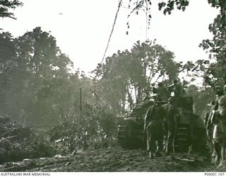 THE SOLOMON ISLANDS, 1945-04-24/27. AUSTRALIAN SOLDIERS MOVING BEHIND A MATILDA TANK ON BOUGAINVILLE ISLAND. (RNZAF OFFICIAL PHOTOGRAPH.)