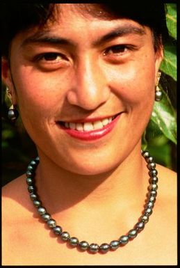 Neita Takai modelling black pearls, Rarotonga