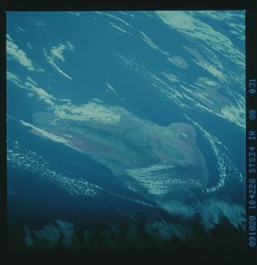 S34-88-031 - STS-034 - STS-34 infrared earth observations