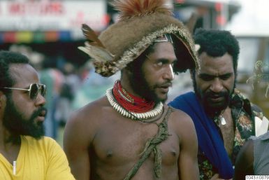 ["män, halsband, huvudbonad, fotografi, photograph"]