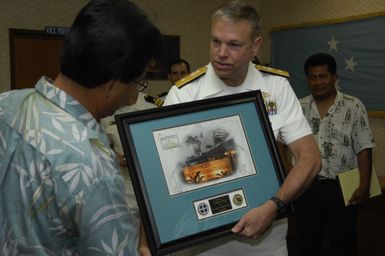 [Assignment: 48-DPA-SOI_K_Pohnpei_6-10-11-07] Pacific Islands Tour: Visit of Secretary Dirk Kempthorne [and aides] to Pohnpei Island, of the Federated States of Micronesia [48-DPA-SOI_K_Pohnpei_6-10-11-07__DI13669.JPG]