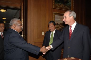 [Assignment: 48-DPA-09-26-07_SOI_K_Pres_Note] Secretary Dirk Kempthorne [and aides meeting at Main Interior] with delegation from Republic of Marshall Islands, led by Marshalls President Kessai Note [48-DPA-09-26-07_SOI_K_Pres_Note_DOI_2156.JPG]