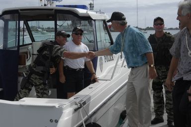 [Assignment: 48-DPA-SOI_K_Kwajalein_6-11-07] Pacific Islands Tour: Visit of Secretary Dirk Kempthorne [and aides] to Kwajalein Atoll, of the Republic of Marshall Islands [48-DPA-SOI_K_Kwajalein_6-11-07__DI14401.JPG]