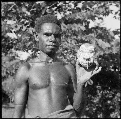 Man holding a decorated head made from pith, Sepik River [?], New Guinea, 1935, 2 / Sarah Chinnery