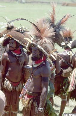 ["ansiktsmålning, män, porträtt, huvudbonad, fotografi, photograph"]