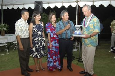 [Assignment: 48-DPA-SOI_K_Guam_6-6-7-07] Pacific Islands Tour: Visit of Secretary Dirk Kempthorne [and aides] to Guam, U.S. Territory [48-DPA-SOI_K_Guam_6-6-7-07__DI11934.JPG]