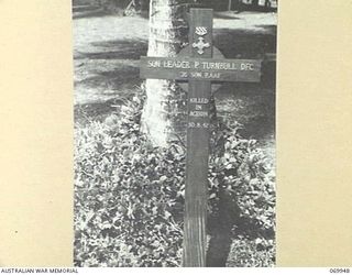 DOWA DOWA, MILNE BAY, NEW GUINEA. 1942-08-20. CROSS ERECTED TO THE MEMORY OF SQUADRON LEADER PETER TURNBULL, DFC, COMMANDING OFFICER, 76 SQUADRON, RAAF , WHO WAS KILLED 1942-08-27 (GRAVE MARKER IS ..