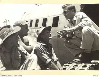 WARD'S DROME, PORT MORESBY, PAPUA, 1944-02. LIEUTENANT W.E. UNDERWOOD, 54TH UNITED STATES TROOP CARRIER GROUP, OF INDIANAPOLIS, INDIANA (1), INSTRUCTING AUSTRALIAN AND AMERICAN PERSONNEL IN FREIGHT ..