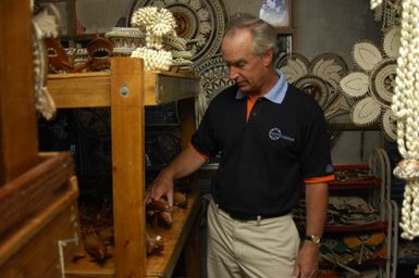 [Assignment: 48-DPA-SOI_K_Pohnpei_6-10-11-07] Pacific Islands Tour: Visit of Secretary Dirk Kempthorne [and aides] to Pohnpei Island, of the Federated States of Micronesia [48-DPA-SOI_K_Pohnpei_6-10-11-07__DI14044.JPG]