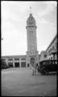 Frances and Maxine Musselman in front of Aloha Tower (musselman_b2_neg2_168)