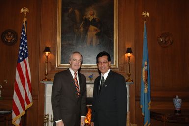 [Assignment: 48-DPA-02-05-08_SOI_K_Mori] Secretary Dirk Kempthorne [meeting at Main Interior] with delegation from the Federated States of Micronesia, led by Micronesia President Emanuel Mori [48-DPA-02-05-08_SOI_K_Mori_DOI_9639.JPG]