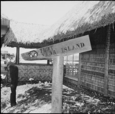 Naor Island sign, New Hebrides, November 1969 / Michael Terry