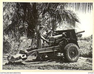 JACQUINOT BAY, NEW BRITAIN. 1944-12-18-20. PERSONNEL OF THE 2/14TH FIELD REGIMENT, CLEANING ONE OF THEIR LONG 25 POUNDERS. IDENTIFIED PERSONNEL ARE:- SX10414 GUNNER J.C. CLEGHORN (1); VX57108 ..