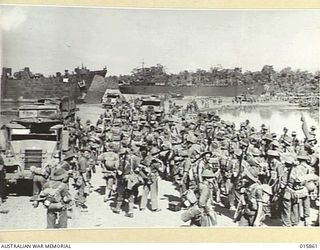 1943-09-29. NEW GUINEA. ATTACK ON FINSCHHAFEN. AT THE EMBARKATION POINT. AUSTRALIAN TROOPS EMBARK FOR ATTACK ON FINSCHHAFEN. (NEGATIVE BY MILITARY MILITARY HISTORY NEGATIVES)