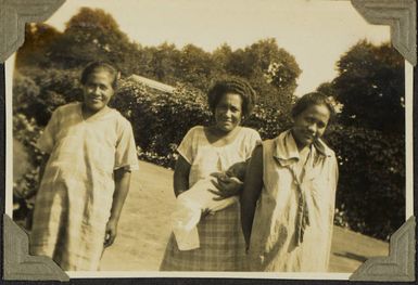 Women at the residence of Ta'isi Olaf Frederick Nelson at Tuaefu, Samoa, 1928