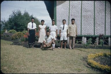 Group portrait, Binda and others : Minj Station, Wahgi Valley, Papua New Guinea, 1954 / Terence and Margaret Spencer