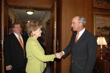 [Assignment: 48-DPA-06-25-07_SOI_K_Bordallo] Secretary Dirk Kempthorne [and aides meeting at Main Interior] with group led by Madeleine Bordallo, [Delegate from Guam to the U.S. House of Representatives] [48-DPA-06-25-07_SOI_K_Bordallo_DOI_4597.JPG]