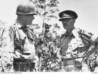 1943-02-04. NEW GUINEA. SANANANDA FRONT. COL. J.T. MURRAY AND GENERAL HERRING. (NEGATIVE BY BOTTOMLEY)