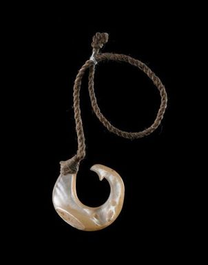 Matau or wakavae (fishhook)