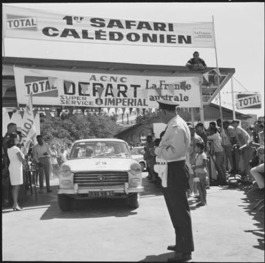 Rally cars cruising past spectators during the 1st Safari Calédonien racing event, New Caledonia, 1967, 1 / Michael Terry