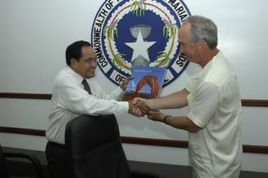 [Assignment: 48-DPA-SOI_K_Saipan_6-5-07] Pacific Islands Tour: Visit of Secretary Dirk Kempthorne [and aides] to Saipan Island, of the Commonwealth of the Northern Mariana Islands [48-DPA-SOI_K_Saipan_6-5-07__DI10608.JPG]