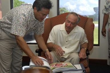 [Assignment: 48-DPA-SOI_K_Guam_6-6-7-07] Pacific Islands Tour: Visit of Secretary Dirk Kempthorne [and aides] to Guam, U.S. Territory [48-DPA-SOI_K_Guam_6-6-7-07__DI11094.JPG]