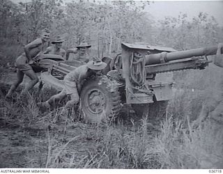 PAPUA. 1942-09. GUNNERS OF THE 2/6TH FIELD REGIMENT, ROYAL AUSTRALIAN ARTILLERY, GETTING THEIR 25-POUNDER GUNS INTO POSITION OUTSIDE THE PORT MORESBY AREA