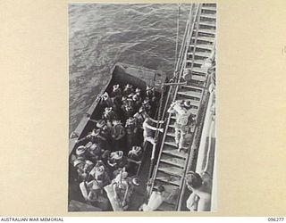 JACQUINOT BAY, NEW BRITAIN. 1945-09-09. TROOPS OF 4 INFANTRY BRIGADE BOARDING HMAS MANOORA. THE MANOORA CARRIED TROOPS FOR THE OCCUPATION OF THE RABAUL AREA, FOLLOWING THE SURRENDER OF THE JAPANESE