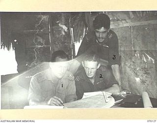 GUSAP, RAMU VALLEY, NEW GUINEA. 1944-01-02. VX20171 LIEUTENANT J. FETHERSTON-HAUGH (1) THE AIR LIAISON OFFICER BRIEFING 416062 FLIGHT LIEUTENANT IAN RUSSELL (PIP) OLORENSHAW (2) AND 405747 FLYING ..