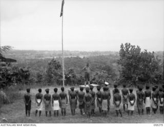 HOPOI, NEW GUINEA, 1943-10-30. NX155085 CAPTAIN R.G. ORMSBY OF THE AUSTRALIAN AND NEW GUINEA ADMINISTRATIVE UNIT, ADDRESSING A CONFERENCE OF THE CHIEFS OF THE VILLAGES IN THE AREA