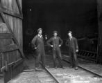 Machine shop and crew, Hammond Lumber Company, Mill City, Oregon, between 1912 and 1934