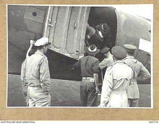 MAREEBA, QLD. 1944-04-10. THE ADVANCE PARTY OF HEADQUARTERS, 1ST AUSTRALIAN CORPS BOARDING A DOUGLAS C47 AIRCRAFT, MILITARY VERSION OF THE DC3 AIRLINER, "IRENE" (CALL SIGN VH-CFB) OF THE UNITED ..