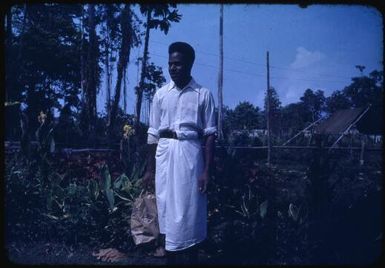 Albert Maori Kiki visiting the hospital at Saiho, Papua New Guinea, 1951 / Albert Speer