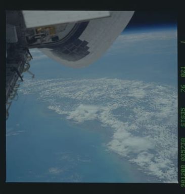 S35-76-086 - STS-035 - Earth observations of the Australian coast taken during the STS-35 mission