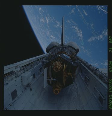 S29-71-007 - STS-029 - Deployment of TDSR-D from Discovery payload bay