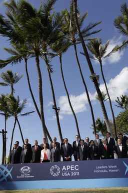 Barack Obama poses with other leaders for the APEC Family Photo in Honolulu, Hawaii, November 13, 2011