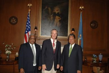 [Assignment: 48-DPA-09-26-07_SOI_K_Pres_Note] Secretary Dirk Kempthorne [and aides meeting at Main Interior] with delegation from Republic of Marshall Islands, led by Marshalls President Kessai Note [48-DPA-09-26-07_SOI_K_Pres_Note_DOI_2172.JPG]