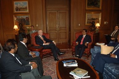 [Assignment: 48-DPA-02-25-08_SOI_K_Pres_Palau] Secretary Dirk Kempthorne [meeting at Main Interior] with government delegation from the Republic of Palau, [led by Palau President Tommy Remengesau. Secretary Kempthorne and President Remengesau discussed, among other subjects, the possibility of creating a National Heritage Area on the Palau island of Peleliu, along with the upcoming Review of the Palau-U.S. Compact of Free Association.] [48-DPA-02-25-08_SOI_K_Pres_Palau_IOD_1090.JPG]