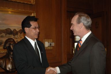 [Assignment: 48-DPA-02-05-08_SOI_K_Mori] Secretary Dirk Kempthorne [meeting at Main Interior] with delegation from the Federated States of Micronesia, led by Micronesia President Emanuel Mori [48-DPA-02-05-08_SOI_K_Mori_DOI_9612.JPG]