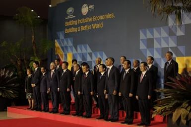 Barack Obama joins Asia Pacific Economic Cooperation Summit leaders for a photo in Manila, Philippines, November 19, 2015