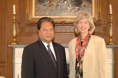 Marshall Islands President Kessai Note, left, visiting Department of Interior headquarters for meeting with Secretary Gale Norton