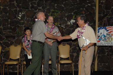 [Assignment: 48-DPA-09-28-08_SOI_K_NPS_Vol_AZ] President's Call to Service Award ceremony and reception for volunteers at the U.S.S. Arizona Memorial, Pearl Harbor, Honolulu, Hawaii, with Secretary Dirk Kempthorne [joining the National Park Service's Chief Historian for the Memorial, Daniel Martinez, among the dignitaries on hand] [48-DPA-09-28-09_SOI_K_NPS_Vol_AZ_IOD_4605.JPG]