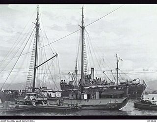 LAE, NEW GUINEA. 1944-06-17. THE AK95 SHIP MANNED BY MEMBERS OF 12TH WATER TRANSPORT OPERATING COMPANY, ROYAL AUSTRALIAN ENGINEERS, TAKING IN CARGO FOR THE JOURNEY TO MADANG. AT THE RIGHT IS THE ..