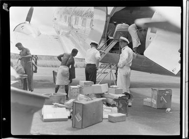 Qantas Empire Airways, locals unloading aircraft, Port Moresby, Papua New Guinea