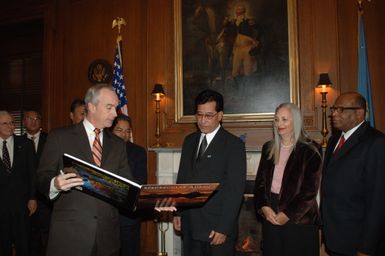 [Assignment: 48-DPA-02-05-08_SOI_K_Mori] Secretary Dirk Kempthorne [meeting at Main Interior] with delegation from the Federated States of Micronesia, led by Micronesia President Emanuel Mori [48-DPA-02-05-08_SOI_K_Mori_DOI_9658.JPG]