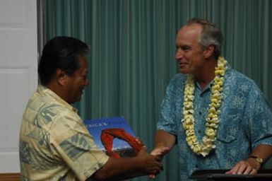 [Assignment: 48-DPA-SOI_K_Majuro_6-11-12-07] Pacific Islands Tour: Visit of Secretary Dirk Kempthorne [and aides] to Majuro Atoll, of the Republic of Marshall Islands [48-DPA-SOI_K_Majuro_6-11-12-07__DI14509.JPG]