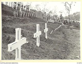 1940-10-29. FUNERAL OF NEW YORK TIMES WAR CORRESPONDENT. BYRON DARNTON, AT THE MILITARY CEMETERY AT PORT MORESBY. (NEGATIVE BY SILK)