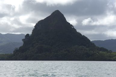 [Assignment: 48-DPA-SOI_K_Pohnpei_6-10-11-07] Pacific Islands Tour: Visit of Secretary Dirk Kempthorne [and aides] to Pohnpei Island, of the Federated States of Micronesia [48-DPA-SOI_K_Pohnpei_6-10-11-07__DI13952.JPG]
