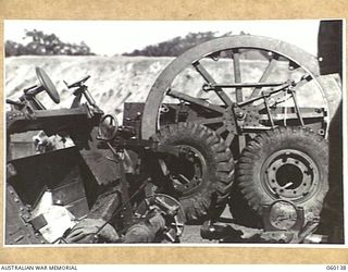 WARD'S DROME, NEW GUINEA. 1943-11-16. PARTS OF A DISMANTLED LONG 25-POUNDER GUN WHICH TROOPS OF THE 2/5TH AUSTRALIAN FIELD REGIMENT, 7TH AUSTRALIAN DIVISION, ARE TO PRACTICE LOAD INTO A DOUGLAS ..